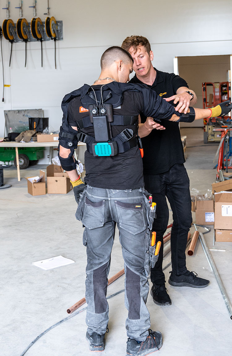 Exoskelettet ser ut som en nätt ryggsäck med armbågsskydd. Foto: Charlotta von Schultz