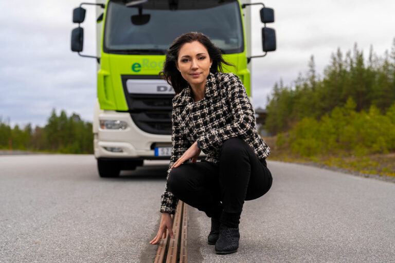 Evias vd ­Josephine Adorelle vid Eroad Arlanda mellan Arlandas ­fraktterminal och Postnords logistikområde i Rosersberg.