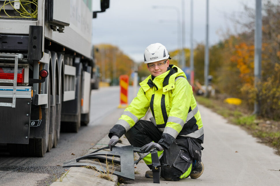 Eitech fixar inkopplingarna på den induktiva elvägen utanför Visby. Här visar Johan Greigård en gummiklädd spole som ska läggas under asfalten. Foto: Eitech