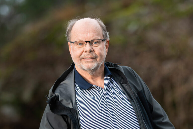 Kjell-Åke Henriksson ställer höga krav på installationer och installatörer. Chefredaktören tog en corona-säker fika med byggbolaget JM:s energi- och installationsansvarige. Foto: Daniel Roos