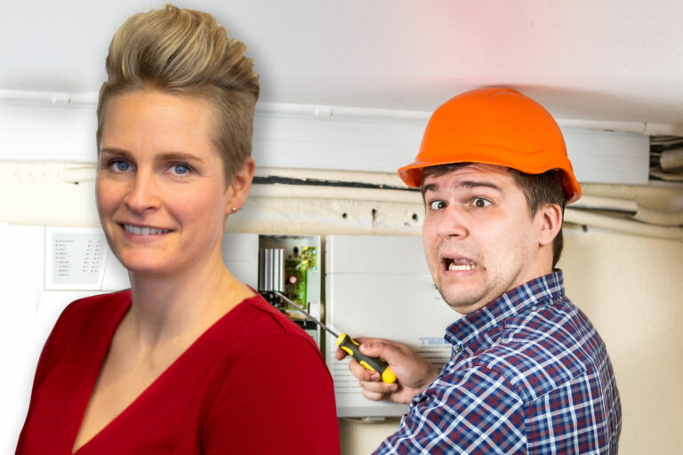 Knasig man med skruvmejsel i elcentral.