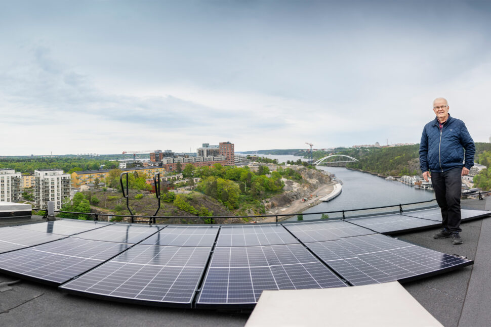 Ordförande Christer Edström på taket till föreningens hus högst upp på Finnberget i Nacka söder om Stockholm. Foto: Jennifer Glans