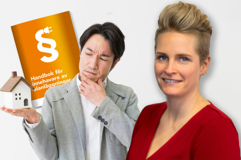 Man håller i hus framför en bok om elsäkerhet.
