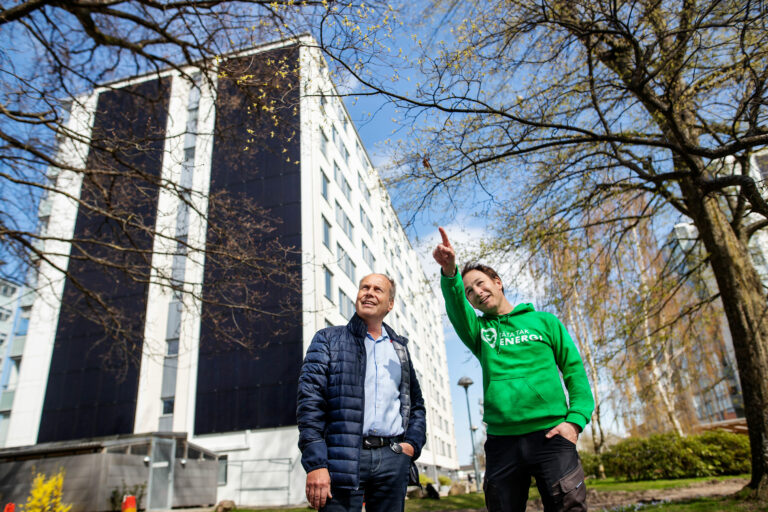 Robert Greve, ventilations­ansvarig på Bravida i Ängelholm och ordförande i Brf Vågmästaren. Till höger Tobias Radomski, vd, Täta Tak.