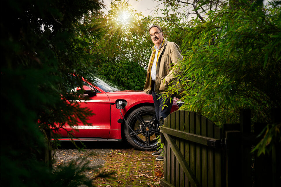 Lars Fredriksson kan plugga in elbilen i fastighetens laddbox utan att överbelasta husets elanläggning. Foto: Daniel Roos