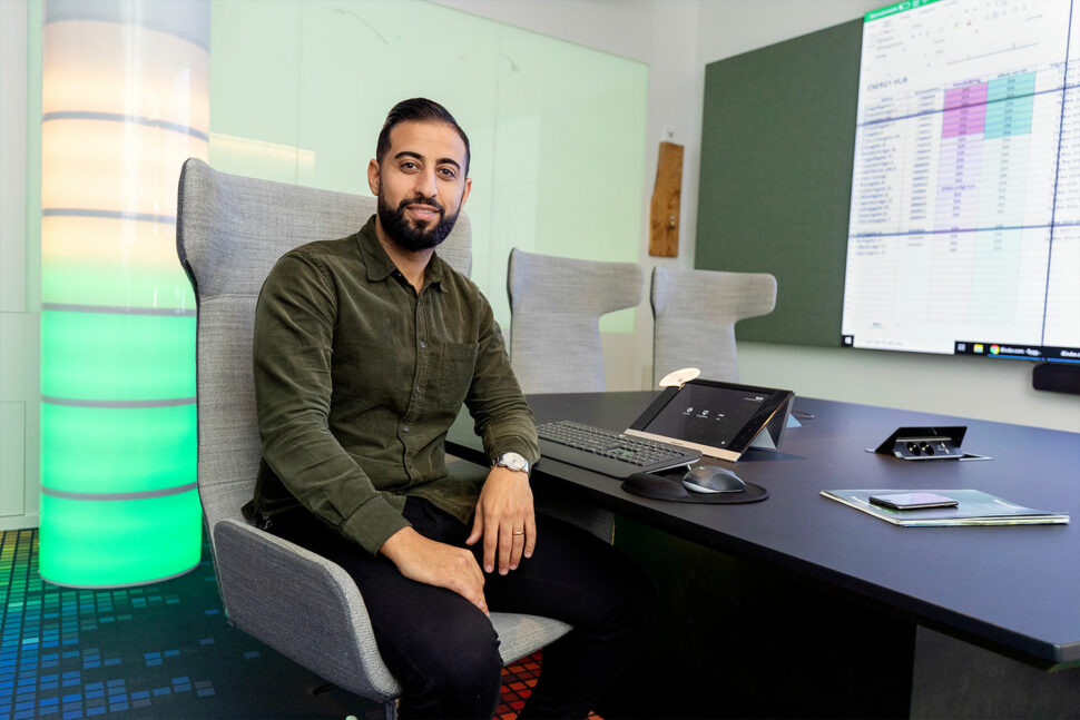 Bishar Gouriye visar hur Öbo med Ferroamps teknik har kunnat säkra ner i många av fastigheterna. Foto: Alexander von Sydow