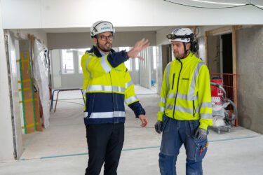 Instalco har stora visioner för att växa och att skapa en Instalcoanda i bolagen, förklarar Robin Boheman, här med Ohmegis ledande montör Stefan Widberg. Foto: Daniel Roos