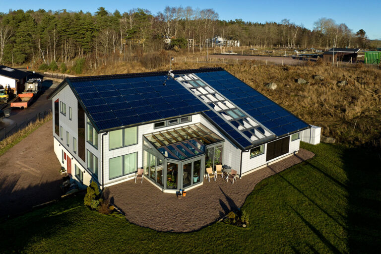 Södertaket på Hans-Olof Nilssons hus i Agnesberg är täckt med solceller och solfångare. Foto: Sören Håkanlind