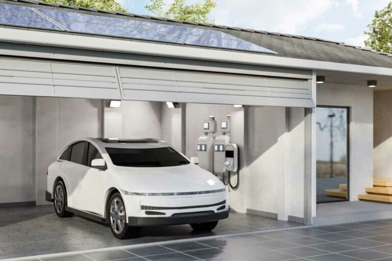 Solceller på garagetak i garage med elbil och batteri.