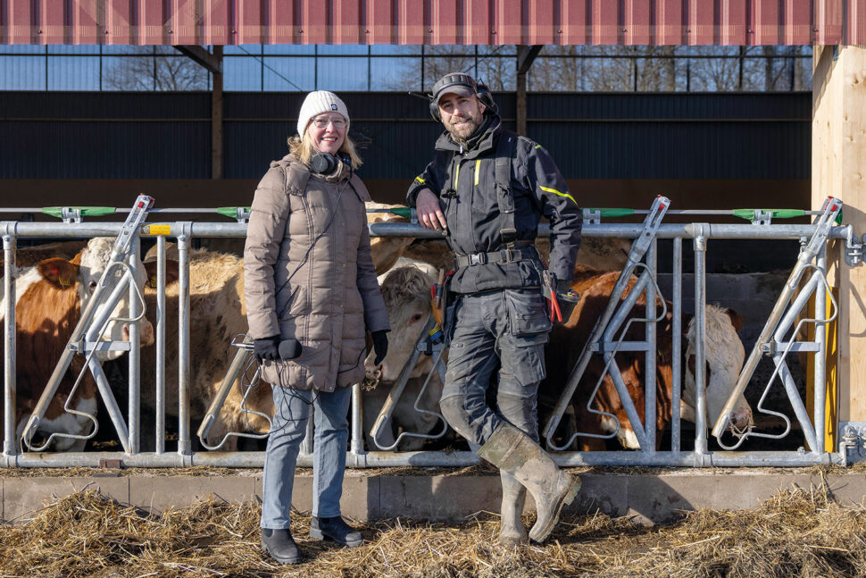 Elinstallatörens reporter Marie Granmar och Mathias Hultman på en gård utanför Ödeshög. Foto: Patrik Ekenblom