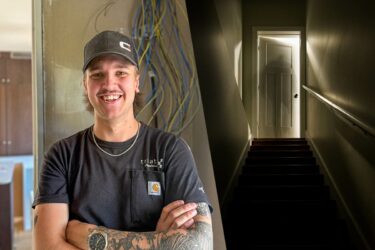 Ett foto av Adam Josefsson elektriker som ler mot kameran och en genrebild av en mörk trappa som leder upp till en dörr bakom vilken ljus flödar och tecknar konturerna av dörren.