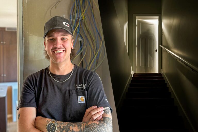 Ett foto av Adam Josefsson elektriker som ler mot kameran och en genrebild av en mörk trappa som leder upp till en dörr bakom vilken ljus flödar och tecknar konturerna av dörren.