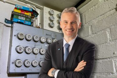 Frank Johansson, Famja ingenjörsbyrå i ett montage med ett proppskåp bakom.