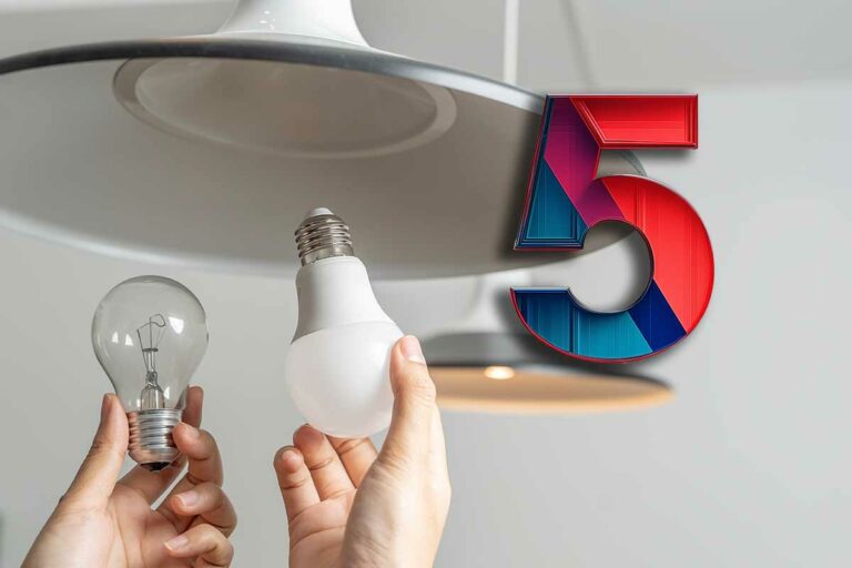 Siffran 5, en taklampa och två händer som håller led-ljuskällor.