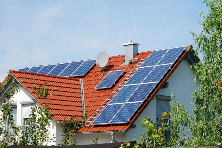 Solceller på villatak.