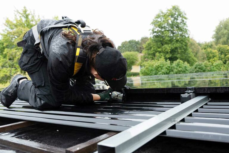 Emma Hansen besiktar en solcellsanläggning i en ort utanför Örebro. Foto: Hjalmar Insulander