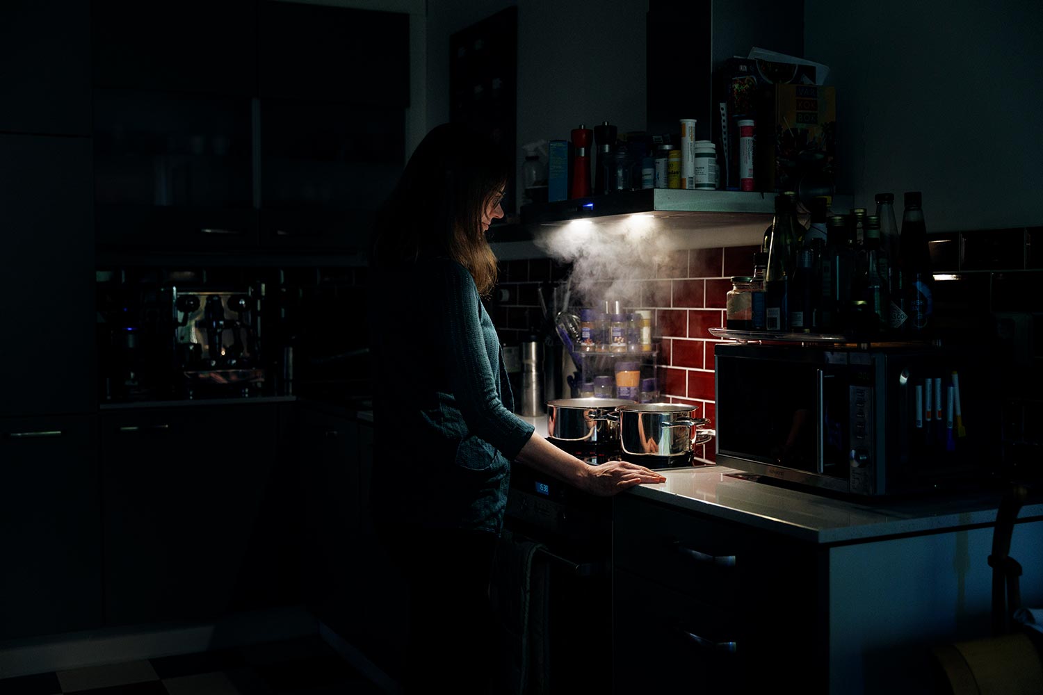 Linda Parry i reportaget i sitt kök med sin induktionshäll.