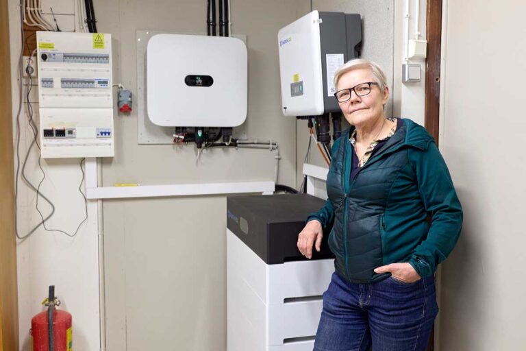 Yvonne Ström-Rapp har installerat batteri och ödrift. Foto: Peter Knutson