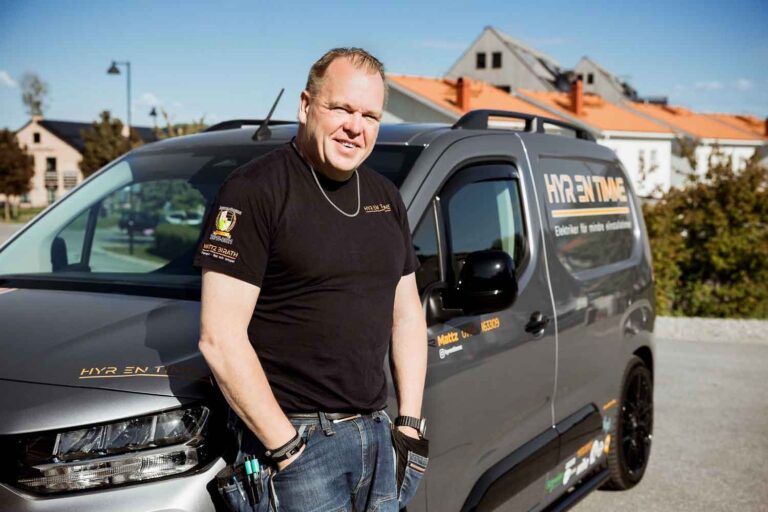 Elinstallatören Mattz Birath står framför sin servicebil.