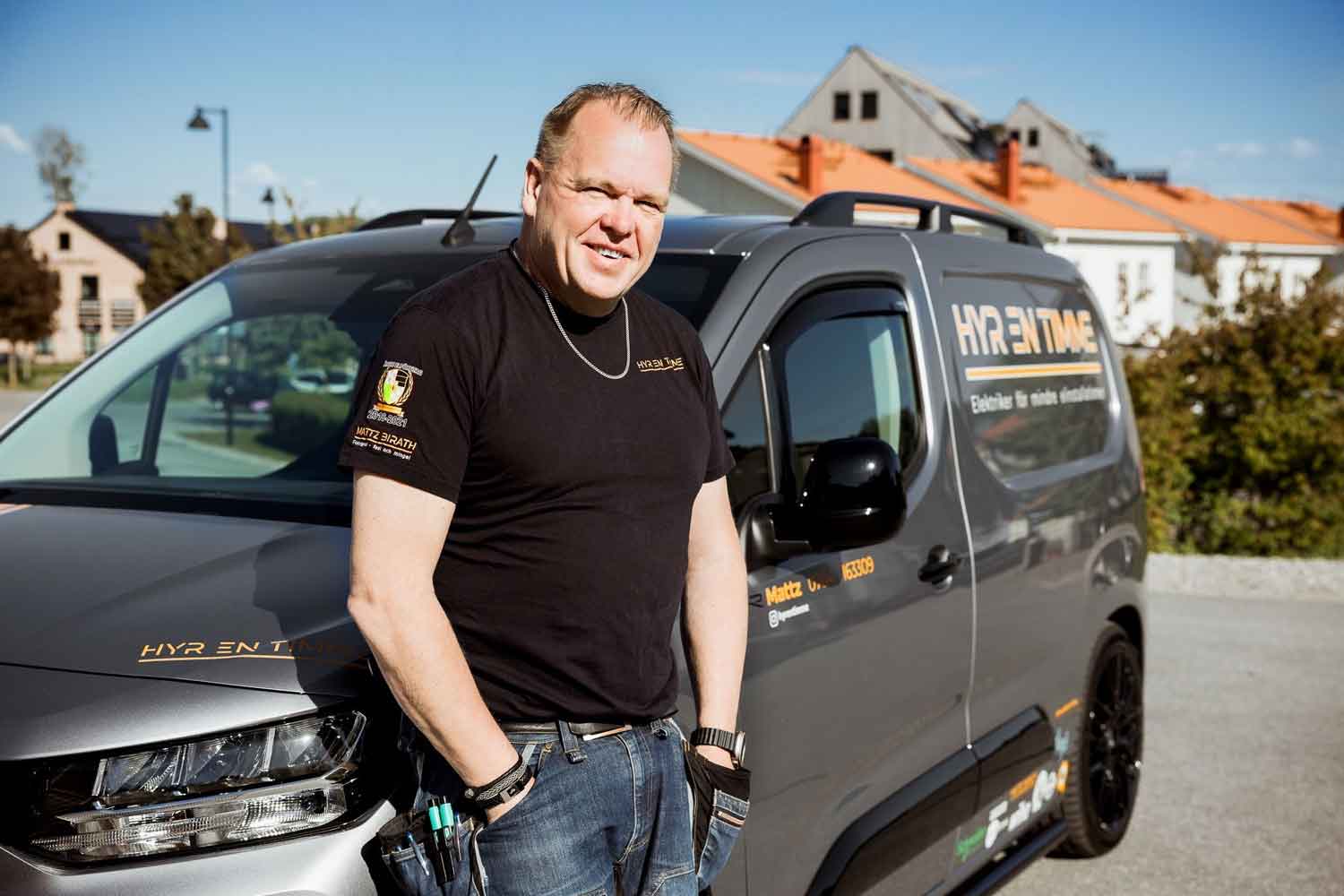 Elinstallatören Mattz Birath står framför sin servicebil.