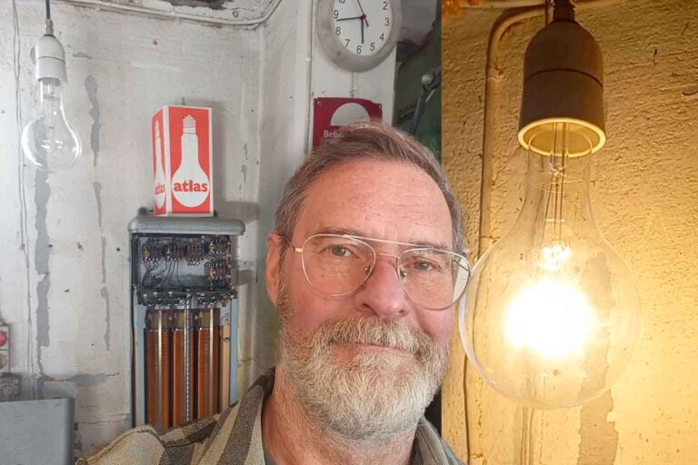 Gammal dimmer. Glödlampa. Man.