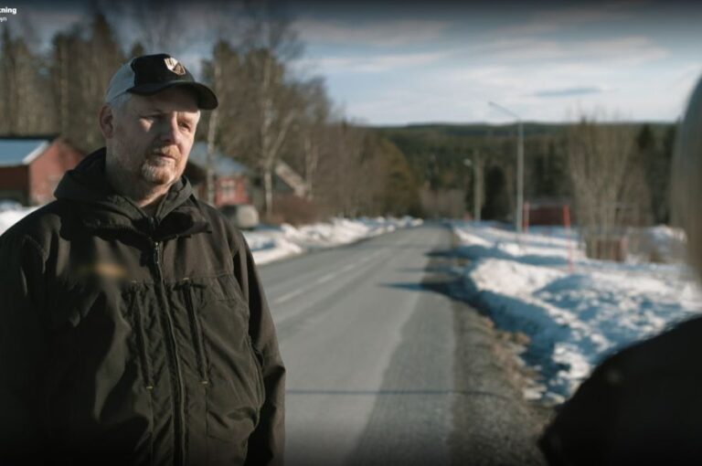 Elektrikern Tomas Hedin kritiserar Trafikverkets beslut i tv. Foto/skärmdump: SvT