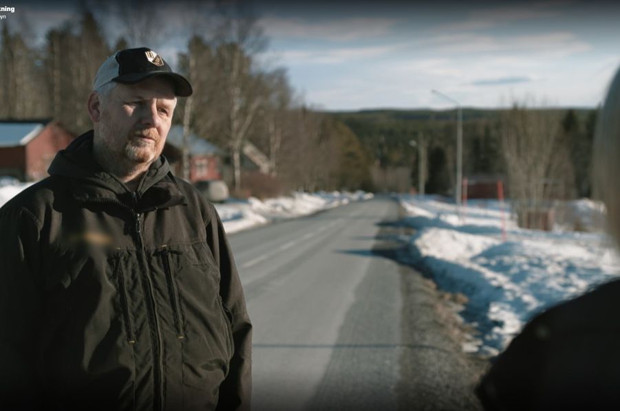 Elektrikern Tomas Hedin kritiserar Trafikverkets beslut i tv. Foto/skärmdump: SvT