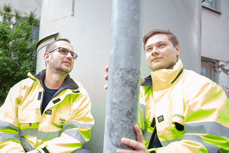 Anders Sigg och Philip Björklund (obs, inte Anders Siggs son), snart andraårsmontör, och en av de anställda på Elutveckling. Foto: Henrik Sannesson