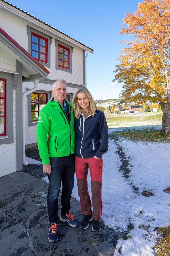 Bert-Ola och Karin Bångman framför deras villa som också fungerar som kommandocentral för projekt Kaxås. Bert-Ola jobbar med försäljning och Karin med marknad och kommunikation i projektet. 