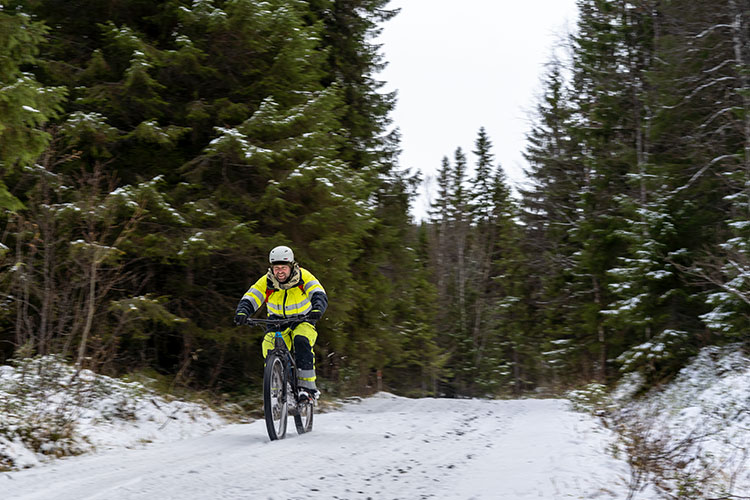 Till det allra flesta ställen där Tobias byter elmätare kan han ta bilen. Cykeln tar han med kanske 3-4 gånger per månad, främst under sommmarhalvåret.