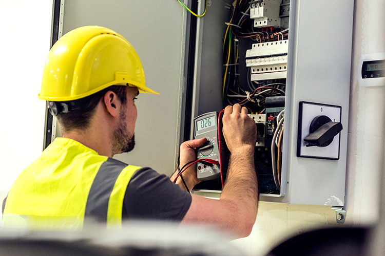 Så höjs lönen för elektriker Elinstallatören