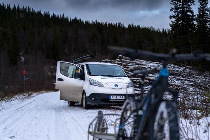 När Tobias inte cyklar elmountainbike kör han en elskåpbil, en Nissan E-NV200.