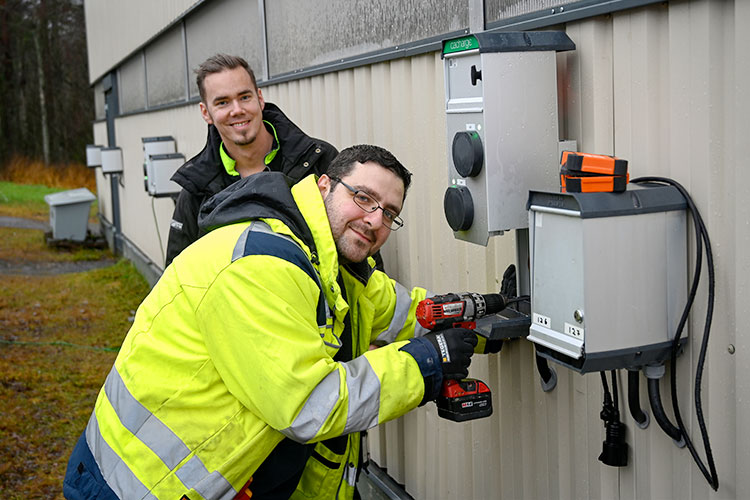 Alex Karlström ute på jobb med ­montören Abdul Ghani. Foto: Anders Eliasson