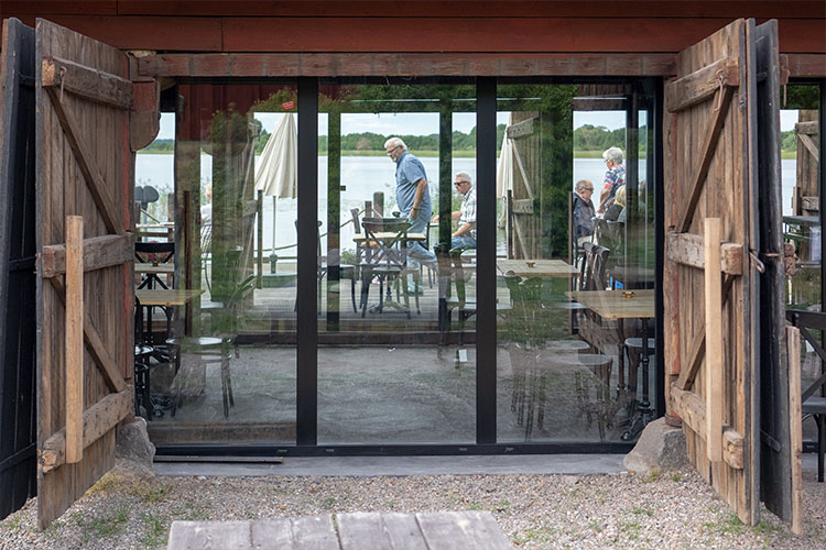 Limträbalkar fäster de stora glasdörrar som ska göra huset användbart året runt. Foto: Henrik Sannesson