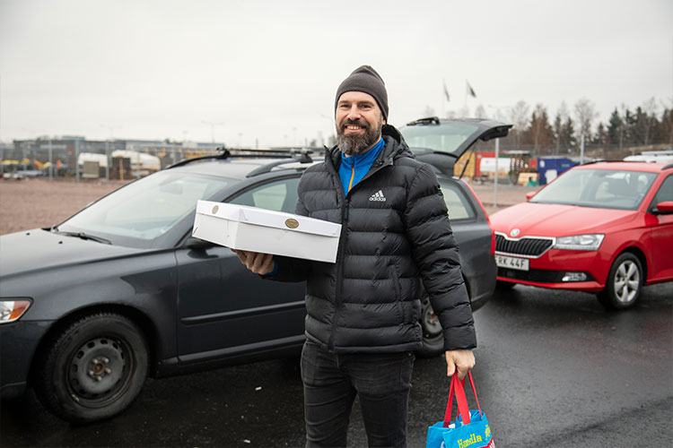 Chefredaktör Fredrik Karlsson på väg att dela ut en tårta till El-doktorns anställda. Foto: David Lagerlöf