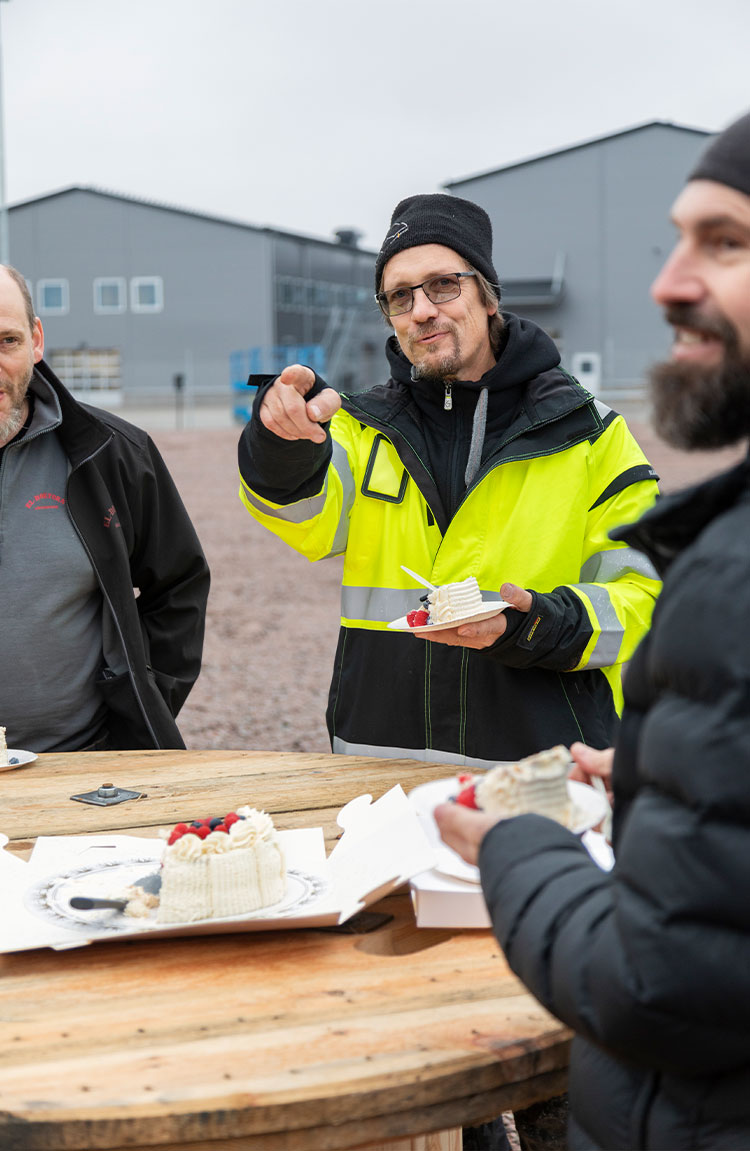 Gör som Lars Jaldegren och få också en tårta till gänget där ni jobbar! Mejla fredrik.karlsson@elinstallatoren.se Foto: David Lagerlöf