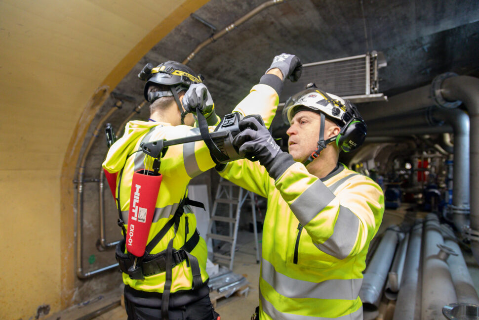 Mattias Mattsson får hjälp av Nicklas Sjöberg med exoskelettet. Foto: David Lagerlöf