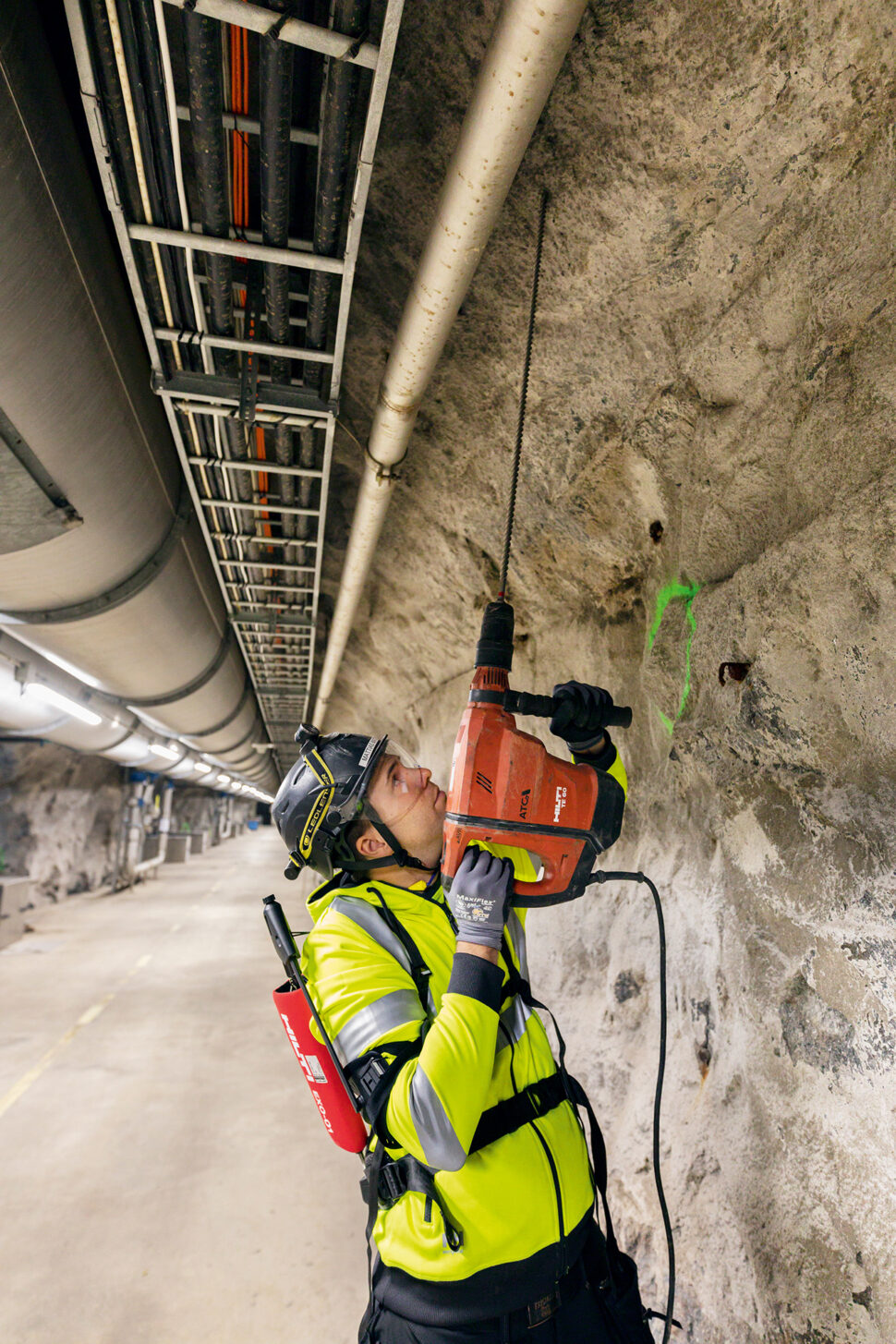 Mattias Mattsson , VVS-montör på Nytorps Rör, tycker att  exoskelettet är smidigt. Foto: David Lagerlöf