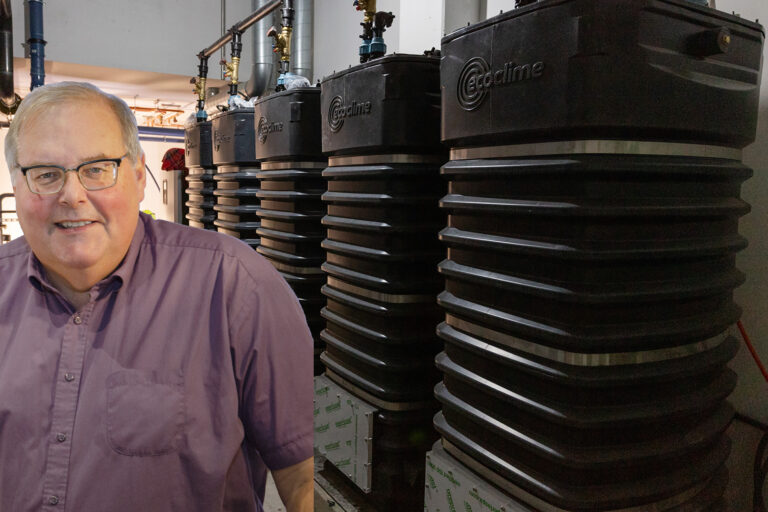 Roland Jonsson/Buffert- och kollektortankarna står på rad i avloppsvärmeväxlarsystemet i Docentens källare i Uppsala. Foto: David Lagerlöf