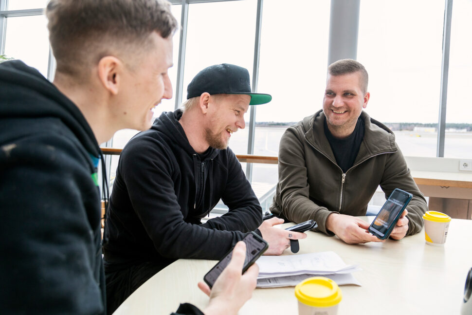 Delar av gänget bakom Rörmokare utan gränser: Alexander Norén, Tobias Heyman och Niklas Gustafsson, alla VVS-montörer på Radiator VVS i Märsta. Foto: David Lagerlöf
