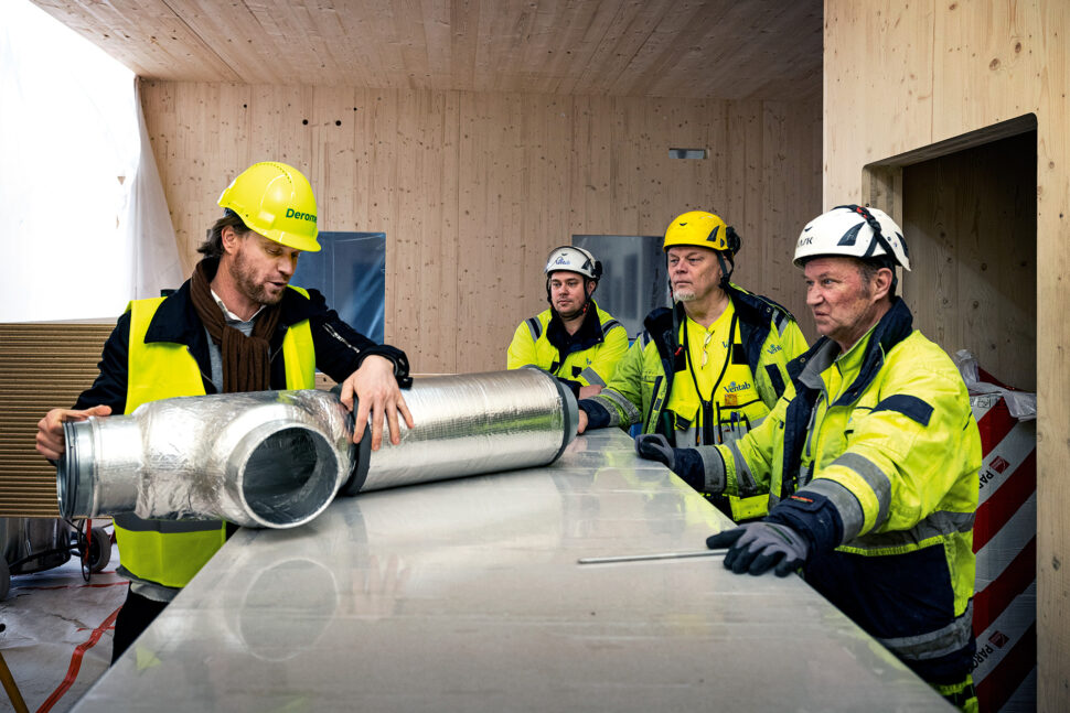 Jarl Bengtson från Climate Recovery demonstrerar hållbara kanaler för Ventabs (fr v) Mikael Holmstedt, Bo Sjöfjord och Bo Malmström. Foto: Sören Håkanlind