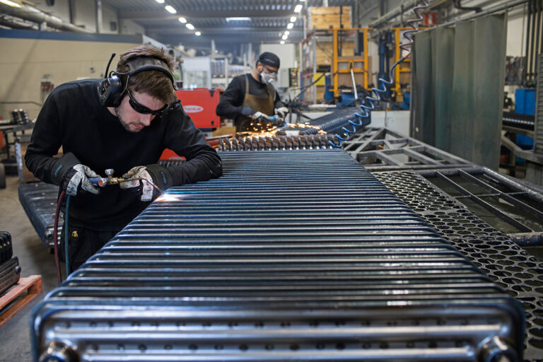 Mattias Östangård, brorson till fabrikens ägare Patrik Östangård, har precis provtryckt en radiator och svetsar nu igen ett hål. Foto: Joachim Grusell