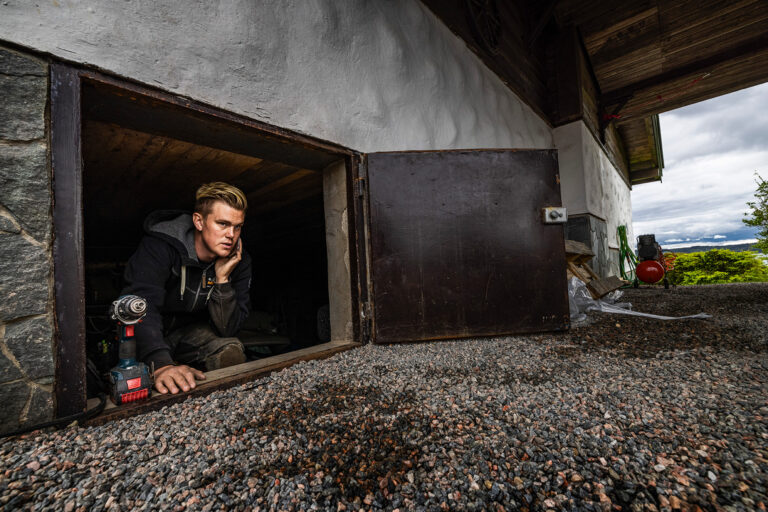 Bråda dagar och mycket jobb. VVS montören Richard Isaksson lämnar krypgrunden några minuter för att ta ett kundsamtal. Foto: Sören Håkanlind
