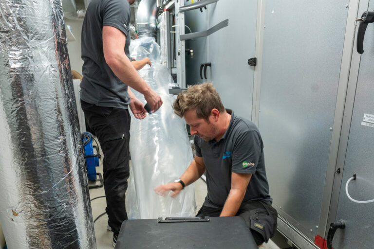 Mattias Asplund och Jimmy Jönsson gör den sista kopplingen till Aerosealmaskinen. Foto: Daniel Roos