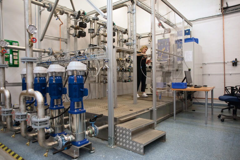 Provningsingenjören Ellen Nilsson testar ventiler. Foto: Lina Alriksson