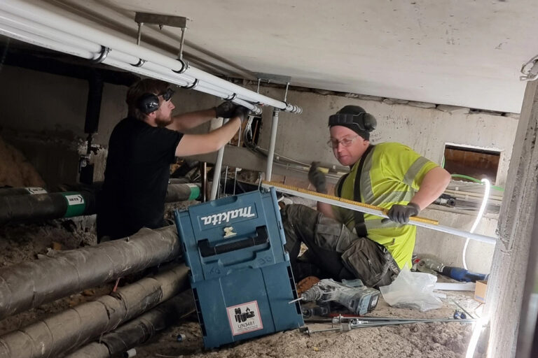 John Eriksson och Liam Bäck i krypgrunden. Foto: Mikael Hagenvall, Klimatrör
