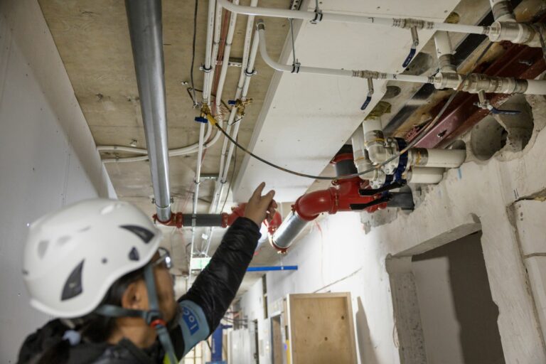 Den vita utbuktningen fanns inte med på ritningen. Har sanno­likt satts dit en gång i tiden för att förstärka byggnadskonstruktionen. Foto: David Lagerlöf