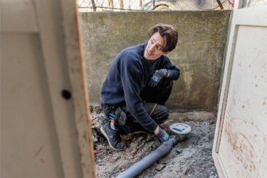 Hampus Ekblad Blomberg VVS-montör bygger avloppsgroda och monterar golbrunnar