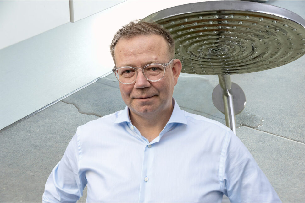 vatten rinner över i nya badrummet. Experten Pierre Lundborg tror att det takduschen är en förklaring