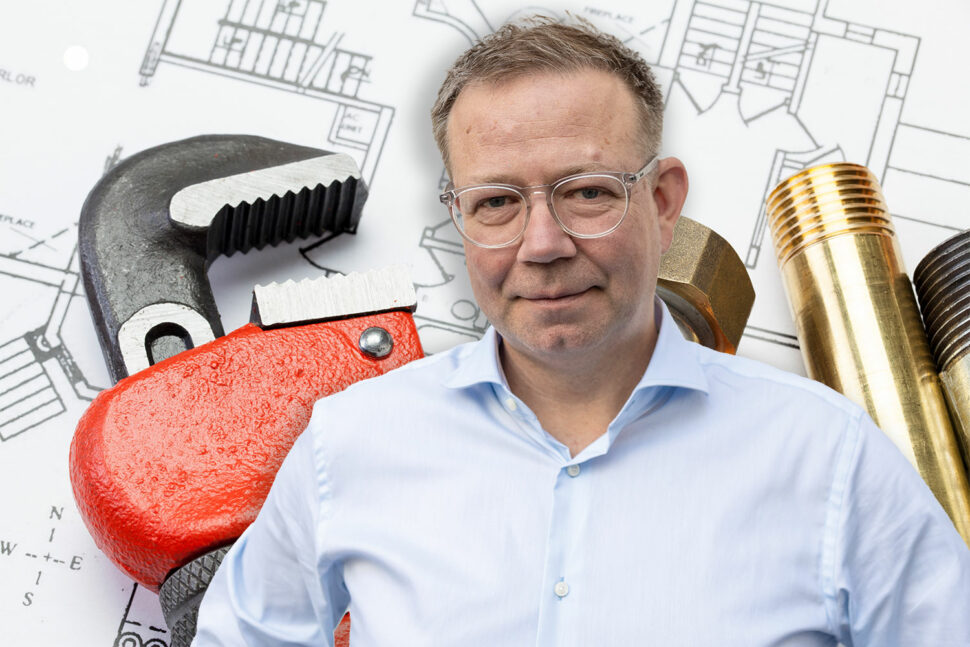 Pierre Lundbord expert på Säker Vatten samt ritning och rörmokarverktyg